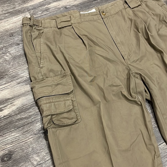 Orvis mens cargo khaki pants with pleated front 44x32 - Picture 2 of 8